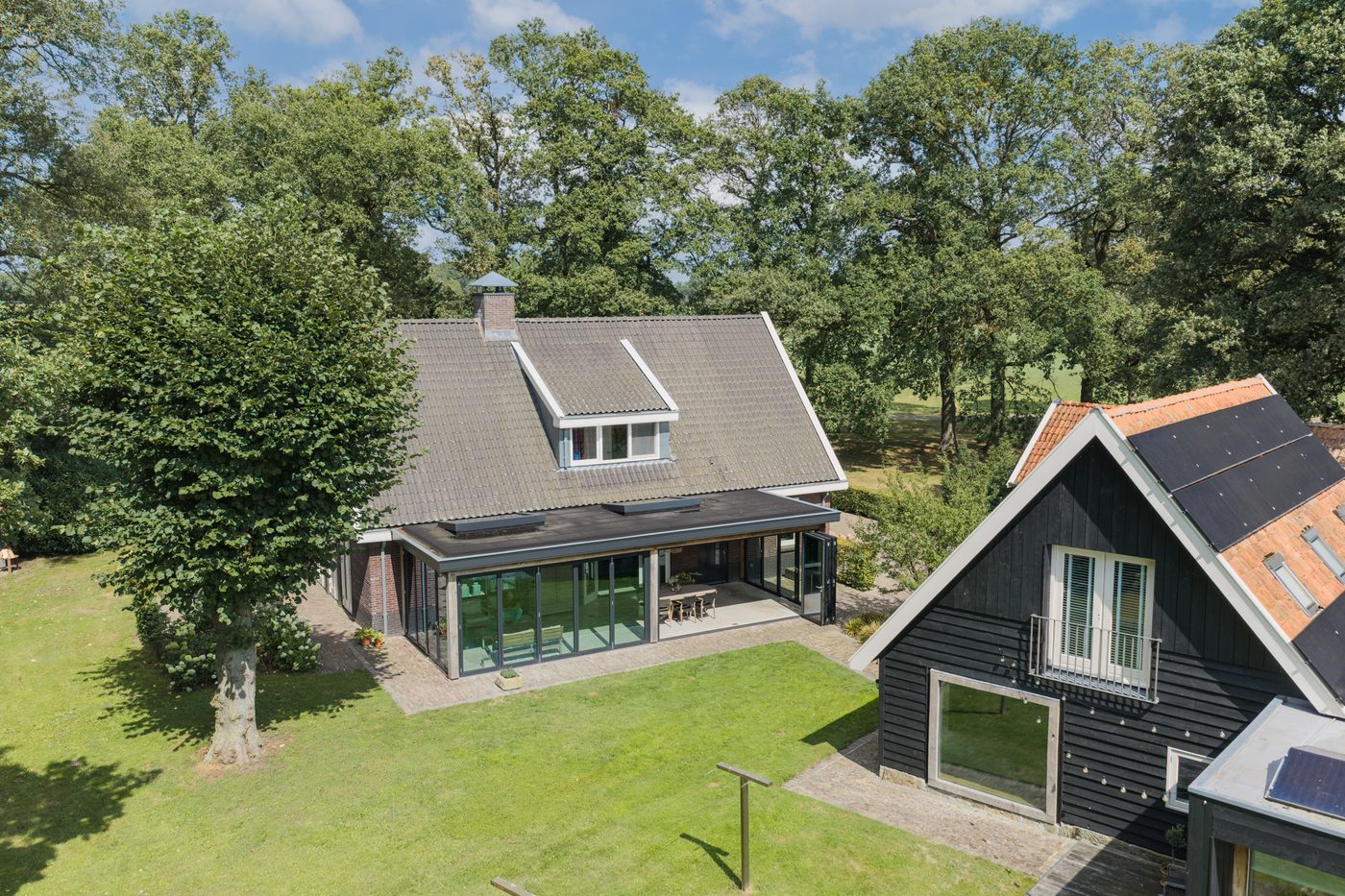 Het landhuis met serre en het kantoorgebouw, gezien van bovenaf