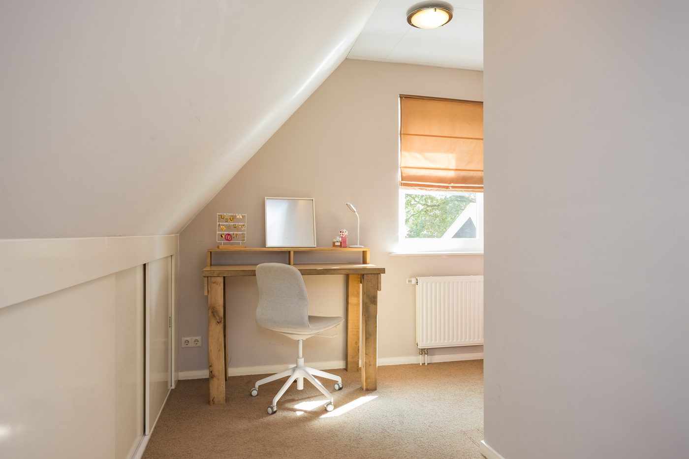 Een kamer onder de kap, ingericht als werkkamer