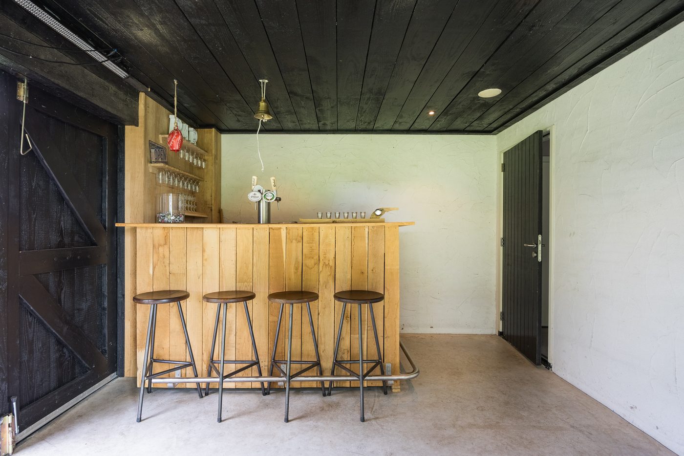 De bar in het kantoorgebouw, met barkrukken en houten bekleding