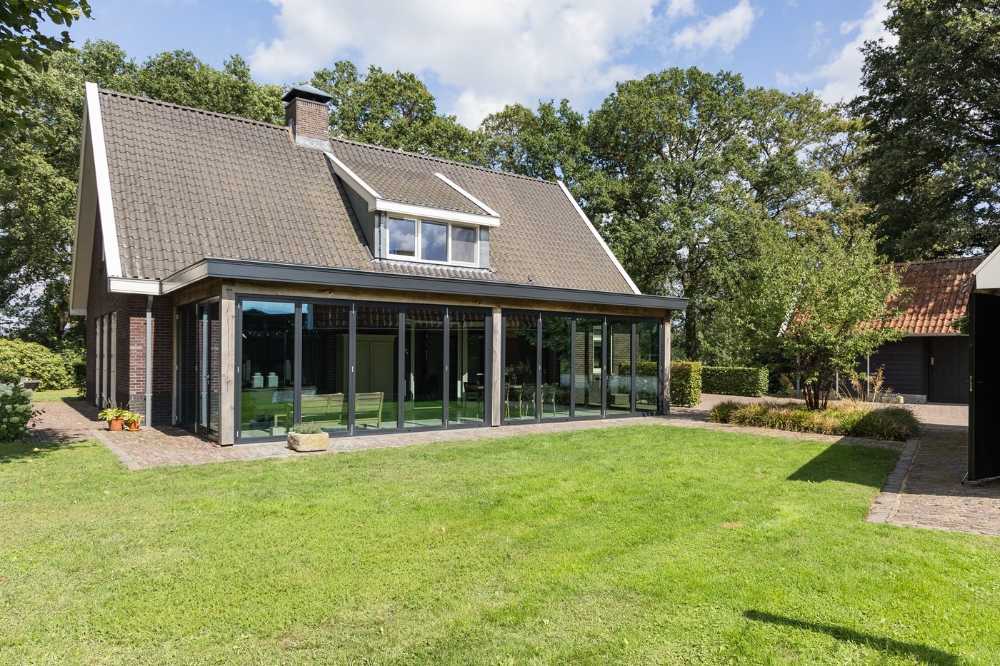 Het landhuis aan de serrezijde, met gazon