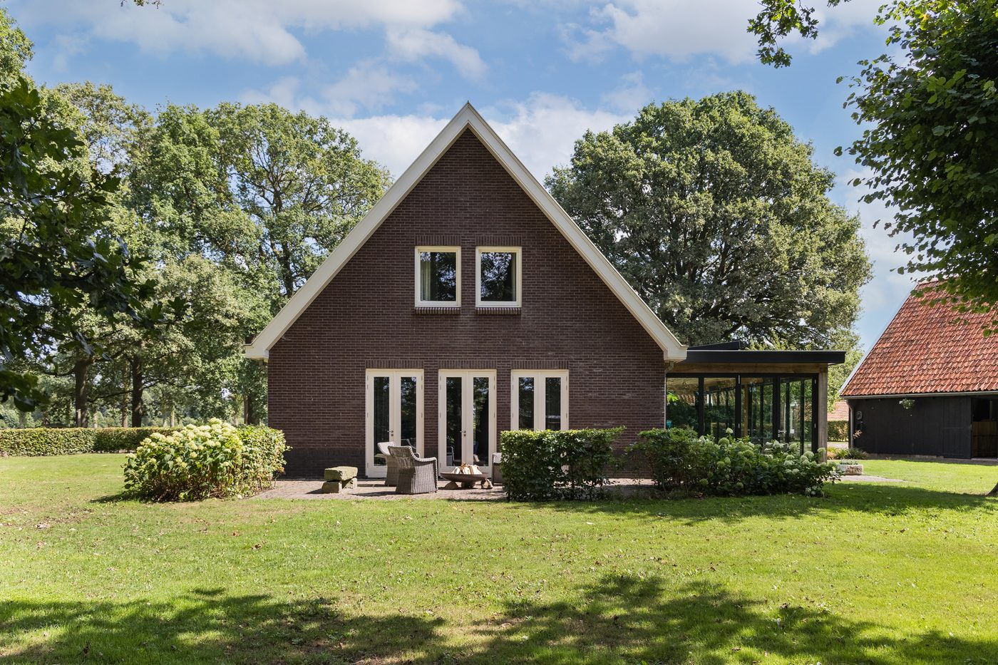 De topgevel van het landhuis aan de tuinzijde