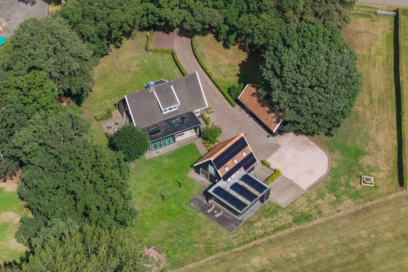 Het perceel recht van boven, met de gebouwen, het klinkerplein en de tuin