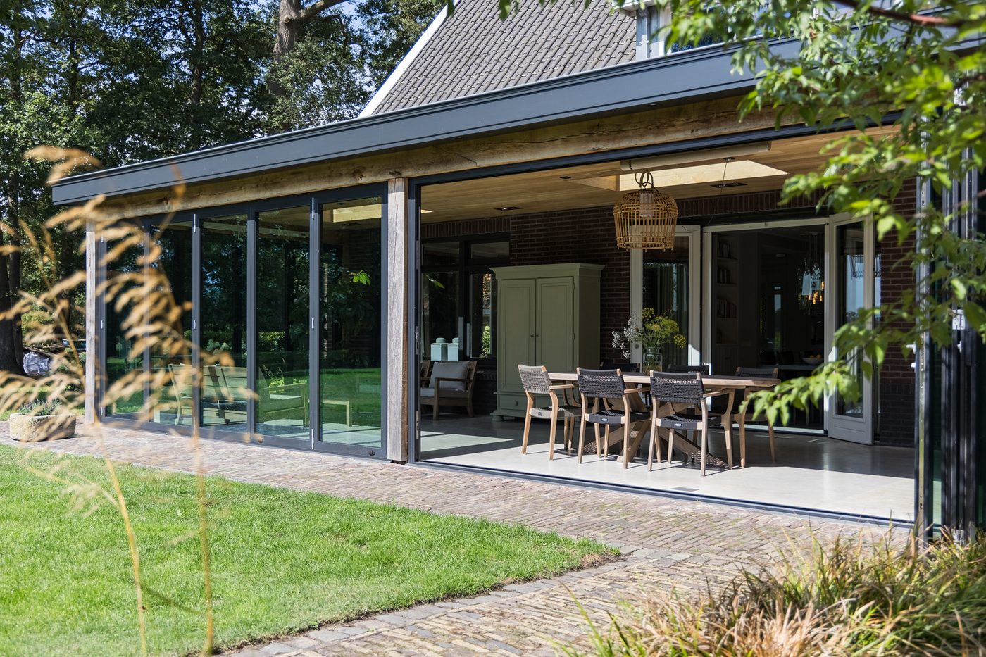 De serre vanaf de tuin gezien, met het terras ervoor