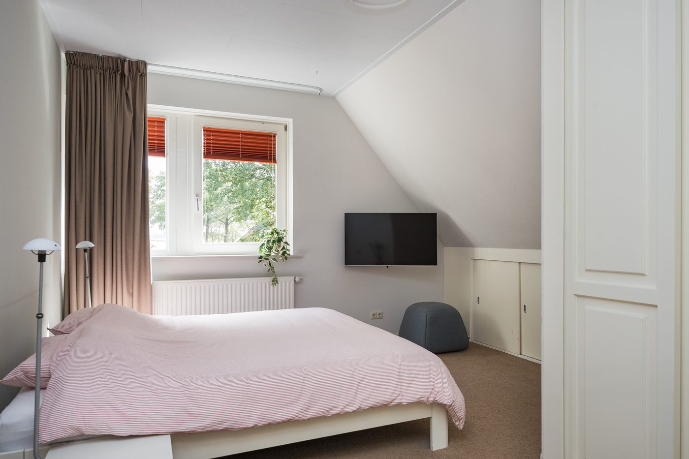 Een slaapkamer onder de kap met dakkapel